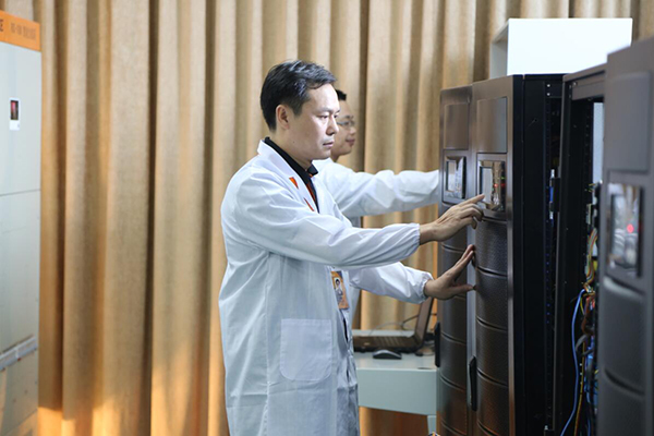 勇攀科技高峰 狗子28
总工程师罗蜂先生获“最美科技工作者”殊荣