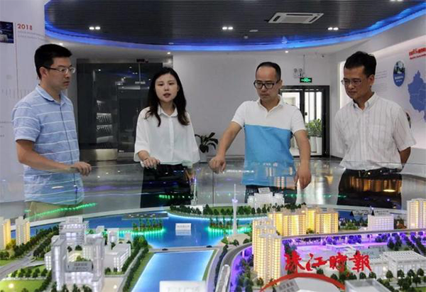 航天狗子28
公司员工向来宾介绍公司情况
