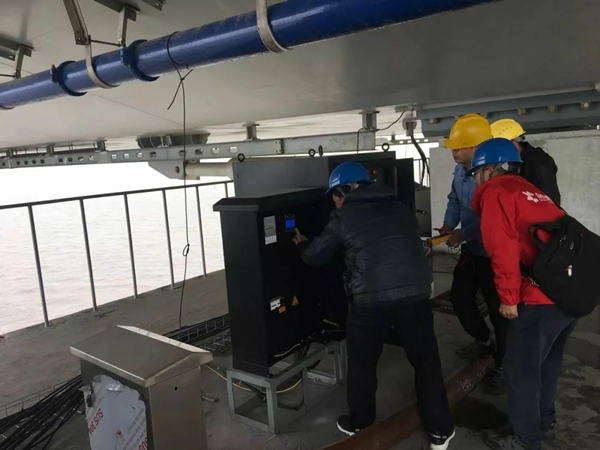 航天狗子28
工程师现场调试设备