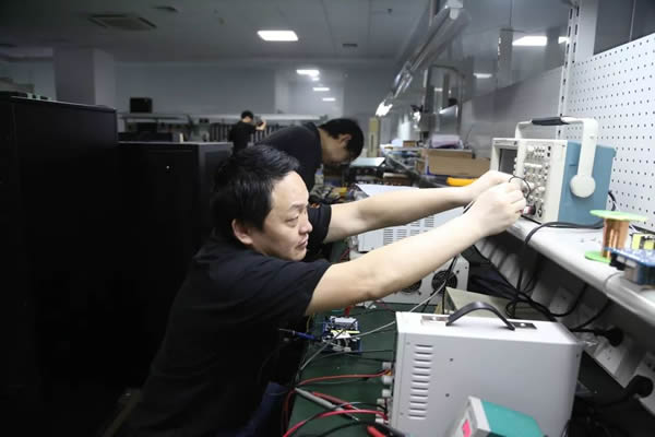 狗子28
技术总监潘世高正在进行技术调试